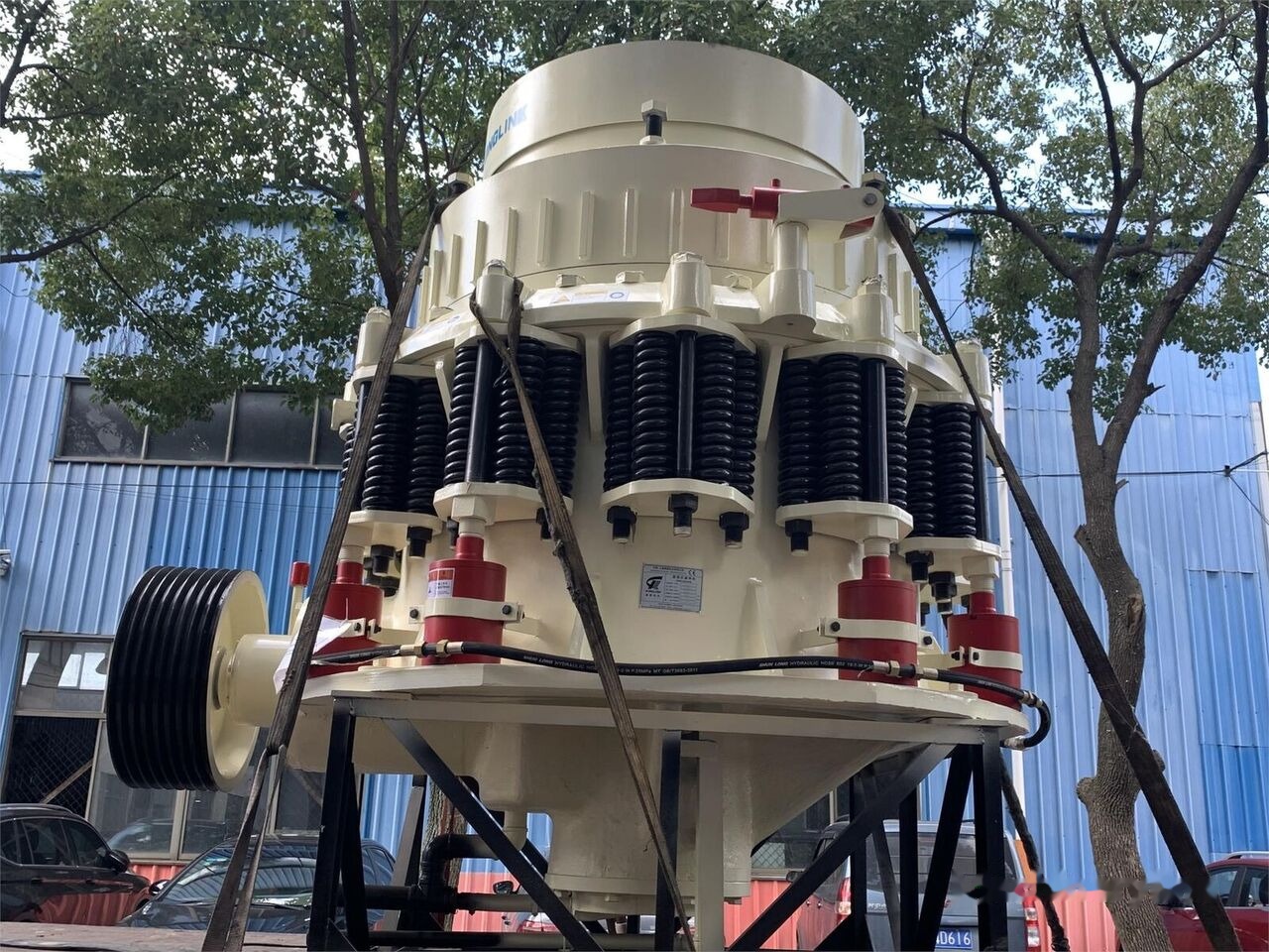 Kinglink 250TPH KLM1380 Iron Ore Cone Crusher - كسارة مخرو: صورة 3 Kinglink 250TPH KLM1380 Iron Ore Cone Crusher - كسارة مخرو: صورة 3