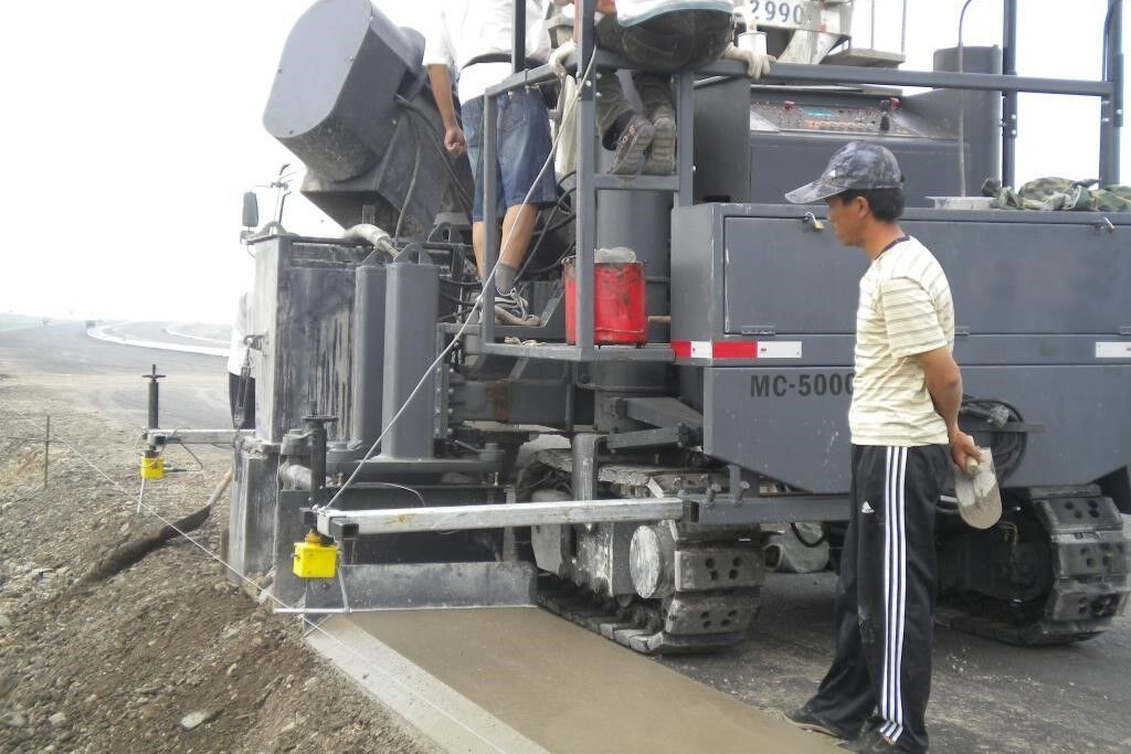 Kinglink MC5000 Concrete slipform paver for road ditch and gutter - آلة رصف الخرسانة: صورة 2 Kinglink MC5000 Concrete slipform paver for road ditch and gutter - آلة رصف الخرسانة: صورة 2