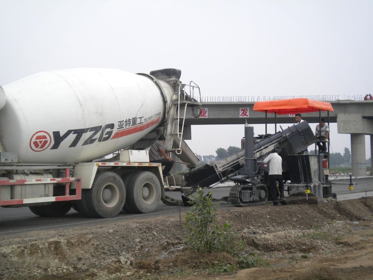 Kinglink MC5000 Concrete slipform paver for road ditch and gutter - آلة رصف الخرسانة: صورة 4 Kinglink MC5000 Concrete slipform paver for road ditch and gutter - آلة رصف الخرسانة: صورة 4