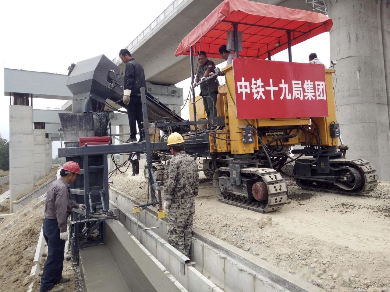 Kinglink MC6500 Concrete Slipform Paver - آلة رصف الخرسانة: صورة 1 Kinglink MC6500 Concrete Slipform Paver - آلة رصف الخرسانة: صورة 1