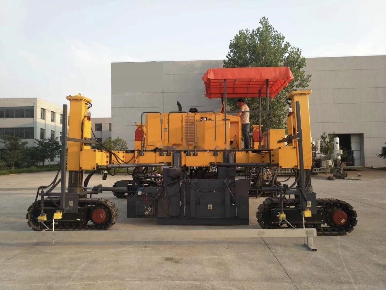 Kinglink MC6500 Concrete Slipform Paver - آلة رصف الخرسانة: صورة 4 Kinglink MC6500 Concrete Slipform Paver - آلة رصف الخرسانة: صورة 4