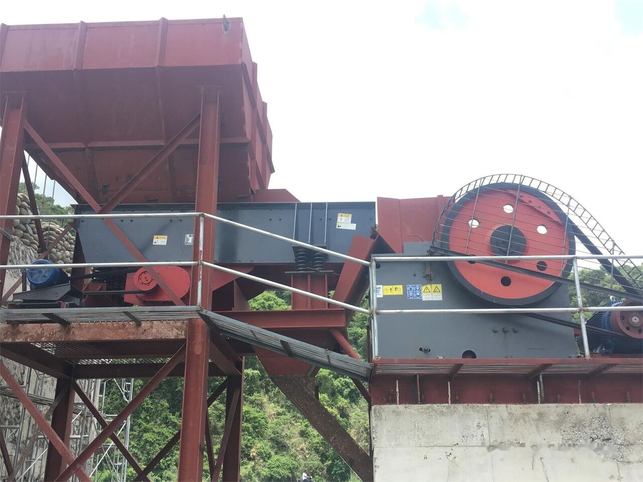 Kinglink ZSW380X96 RiverStone Aggregate vibrating grizzly feeder - آلة التعدين: صورة 1 Kinglink ZSW380X96 RiverStone Aggregate vibrating grizzly feeder - آلة التعدين: صورة 1