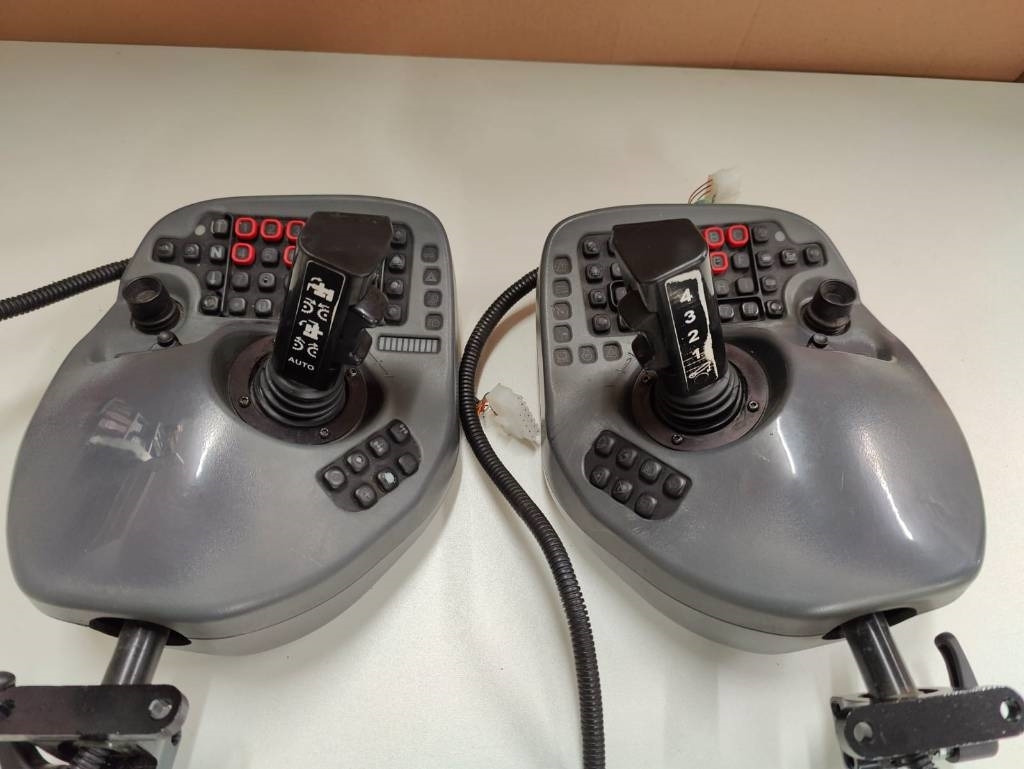 Komatsu Joysticks - النظام الكهربائي - معدات الغابات: صورة 2 Komatsu Joysticks - النظام الكهربائي - معدات الغابات: صورة 2