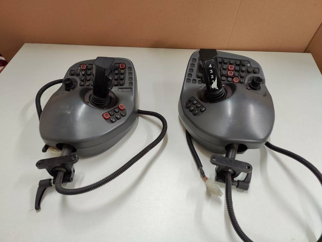 Komatsu Joysticks - النظام الكهربائي - معدات الغابات: صورة 5 Komatsu Joysticks - النظام الكهربائي - معدات الغابات: صورة 5