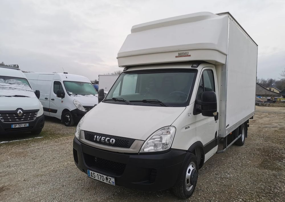 Iveco 3.0-150KM Daily 35C15 Kontener winda Dhollandia 750kg długi 35-150 Klimatyzacja długi rozstaw - شاحنة مغلقة الصندوق: صورة 2 Iveco 3.0-150KM Daily 35C15 Kontener winda Dhollandia 750kg długi 35-150 Klimatyzacja długi rozstaw - شاحنة مغلقة الصندوق: صورة 2