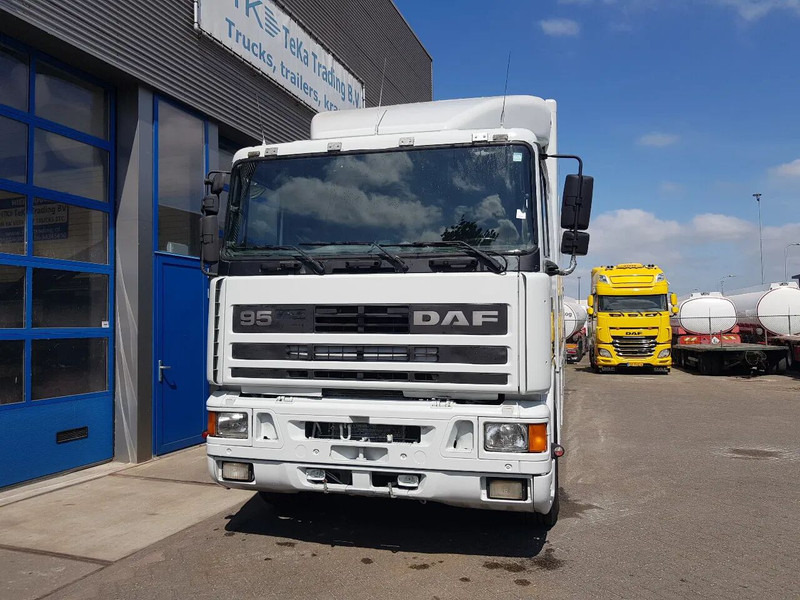 DAF 95.350 Paardenwagen met zitverblijf 7 paarden 7 horses - شاحنة نقل خيل: صورة 2 DAF 95.350 Paardenwagen met zitverblijf 7 paarden 7 horses - شاحنة نقل خيل: صورة 2