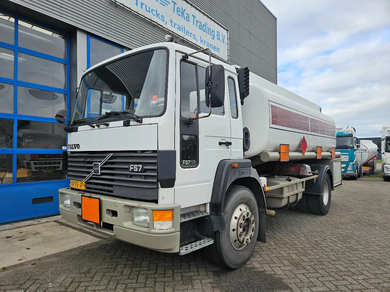 Volvo F S7 18 HOBUR 14.800 Liter 3 Compartments Steel Manual - شاحنة صهريج: صورة 2 Volvo F S7 18 HOBUR 14.800 Liter 3 Compartments Steel Manual - شاحنة صهريج: صورة 2