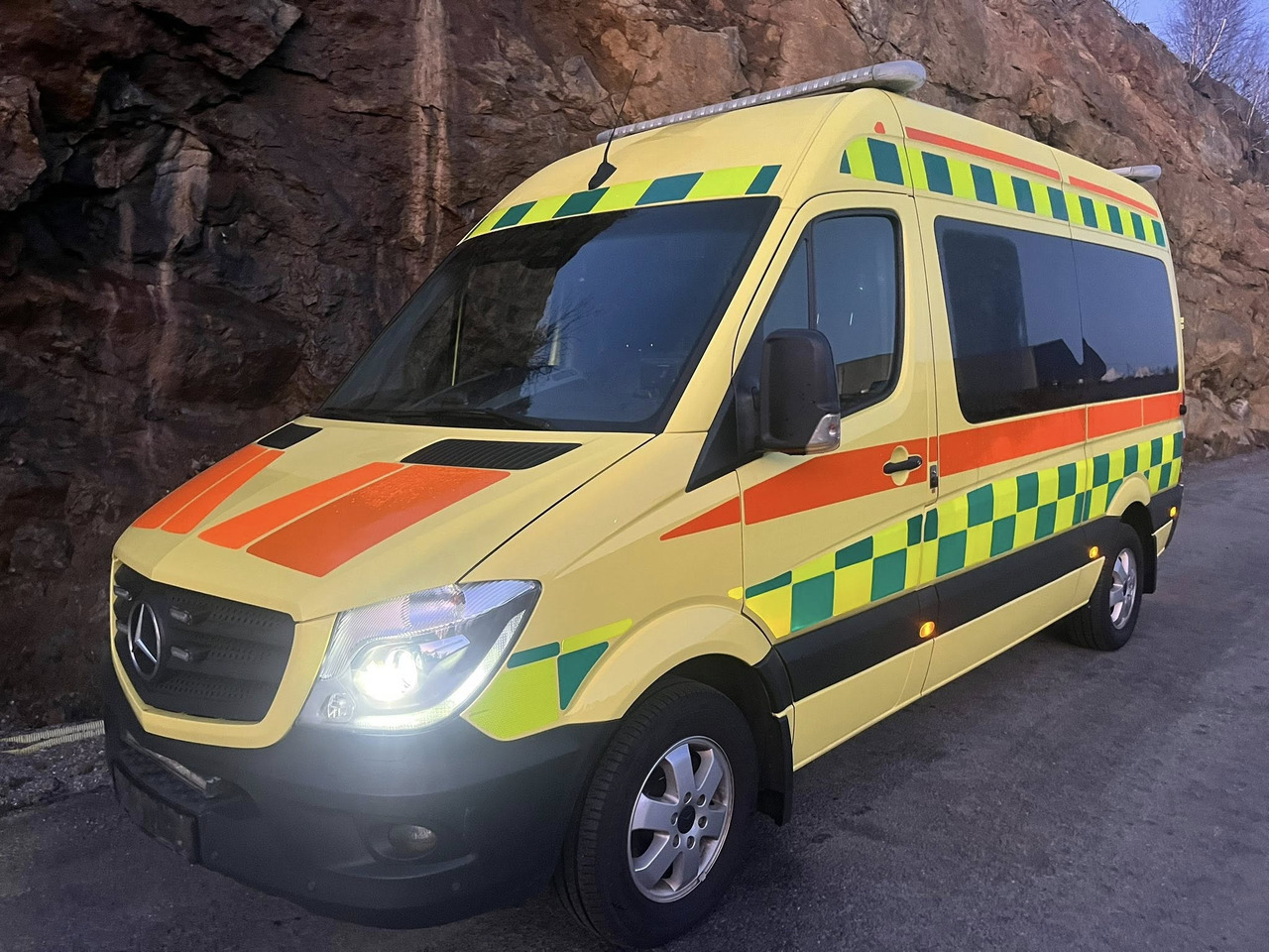 MERCEDES-BENZ Sprinter 319 - Light AMBULANCE / shvydka dopomo - سيارة اسعاف: صورة 2 MERCEDES-BENZ Sprinter 319 - Light AMBULANCE / shvydka dopomo - سيارة اسعاف: صورة 2
