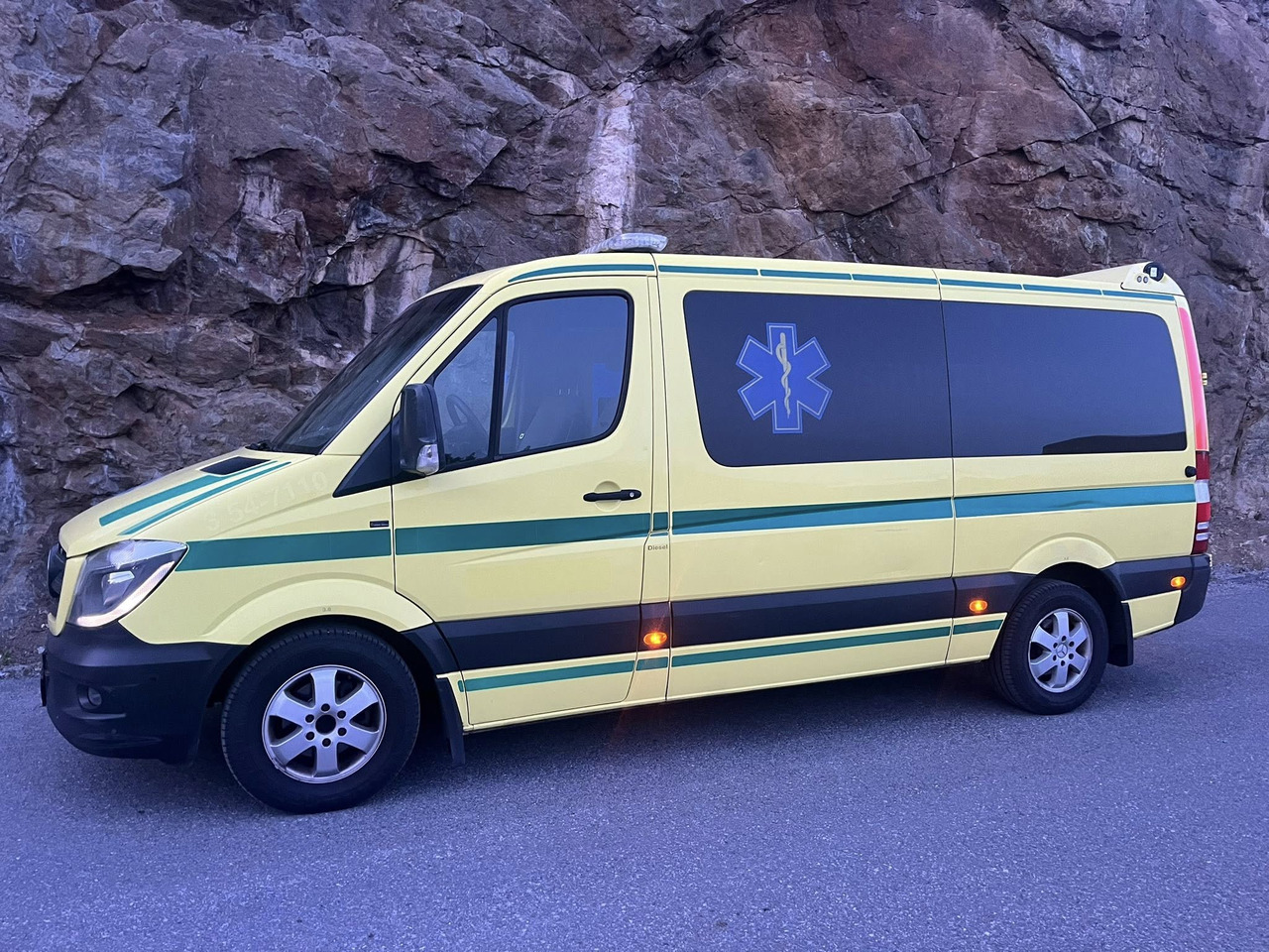 Mercedes-Benz Sprinter 316 - 2 stretcher - سيارة اسعاف: صورة 4 Mercedes-Benz Sprinter 316 - 2 stretcher - سيارة اسعاف: صورة 4