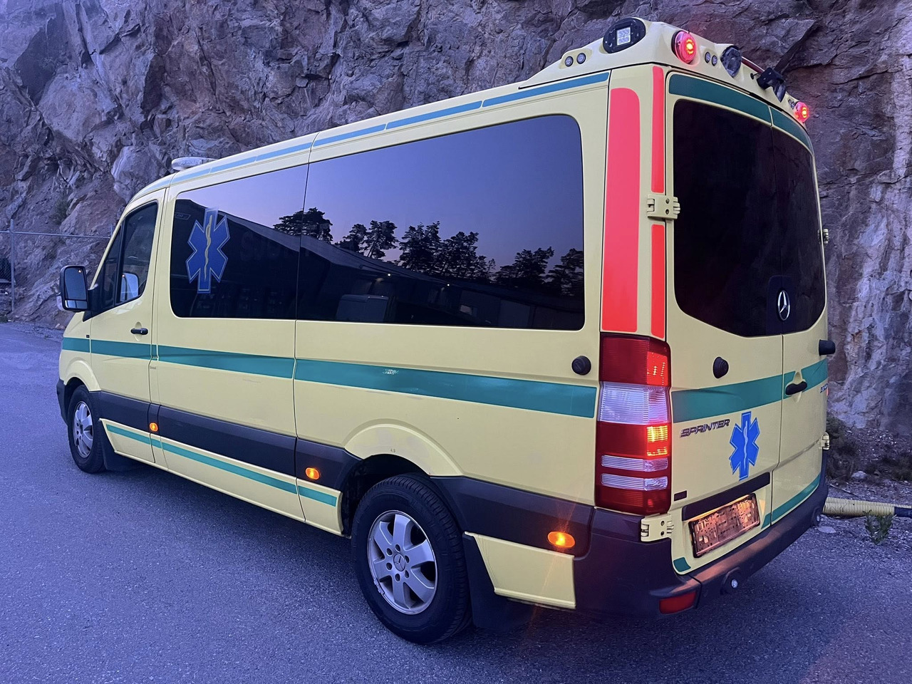 Mercedes-Benz Sprinter 316 - 2 stretcher - سيارة اسعاف: صورة 3 Mercedes-Benz Sprinter 316 - 2 stretcher - سيارة اسعاف: صورة 3