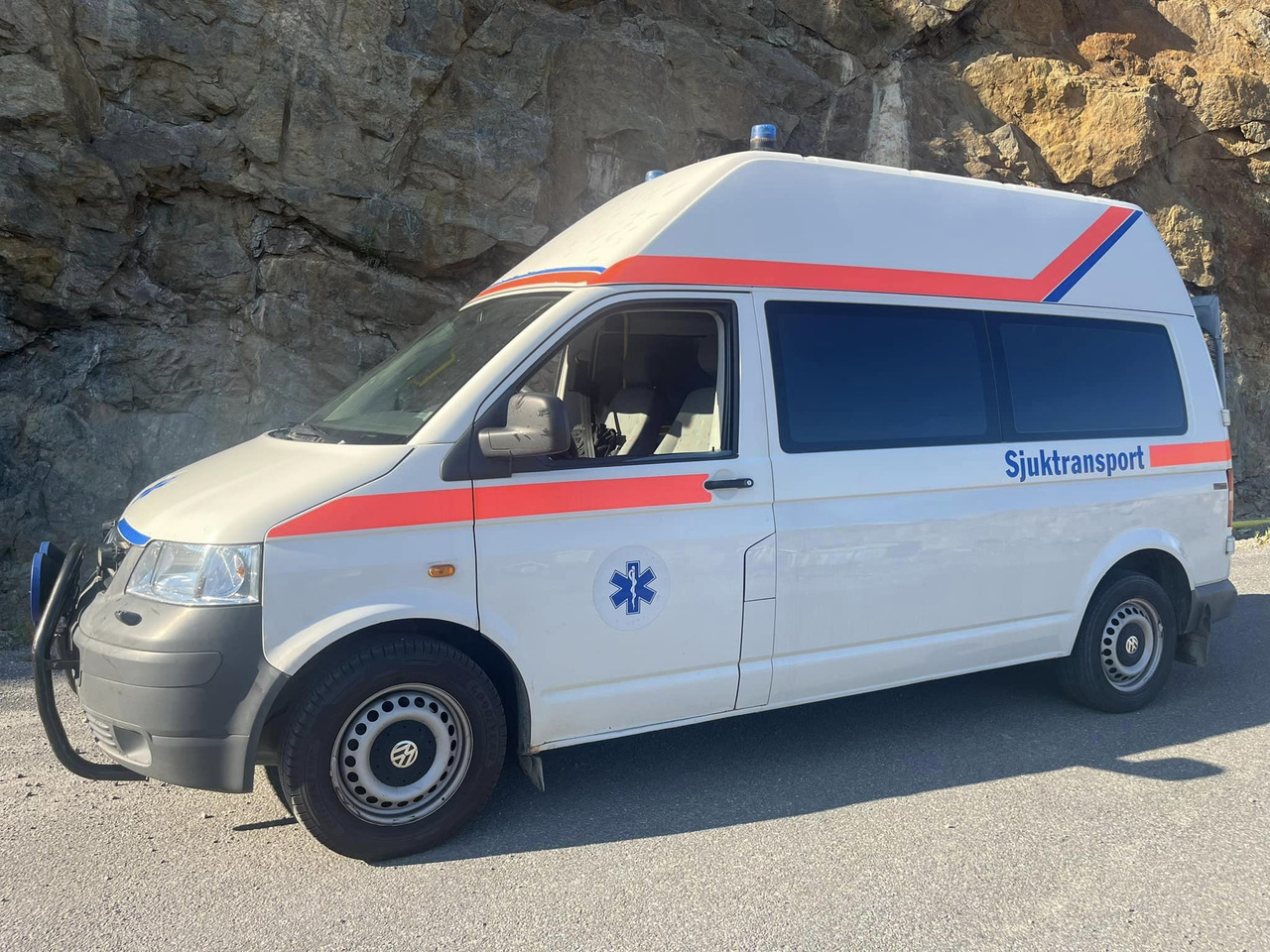 سيارة اسعاف Volkswagen Kombi 2.5 TDI - Sjuktransport / Light ambulance - RESERVERAD !!: صورة 1