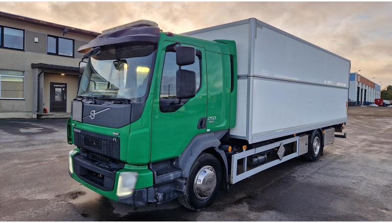Volvo FL250 4X2 lifting box - شاحنة مقفلة: صورة 1 Volvo FL250 4X2 lifting box - شاحنة مقفلة: صورة 1