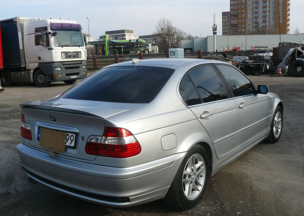 BMW Seria 3 320i - سيدان: صورة 4 BMW Seria 3 320i - سيدان: صورة 4