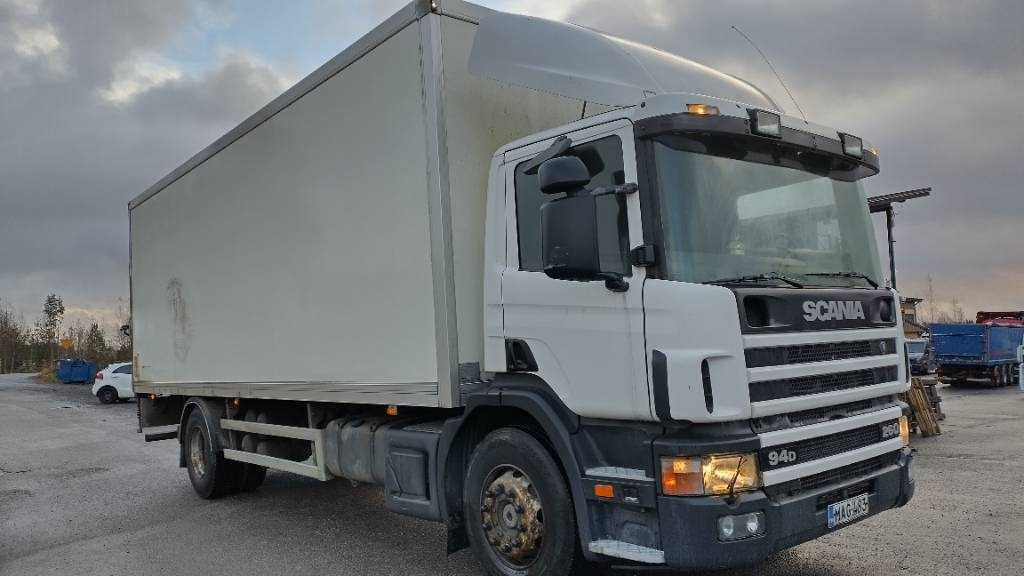 Scania P94 kokosivuaukeva kori+pl-nostin - شاحنة مقفلة: صورة 2 Scania P94 kokosivuaukeva kori+pl-nostin - شاحنة مقفلة: صورة 2