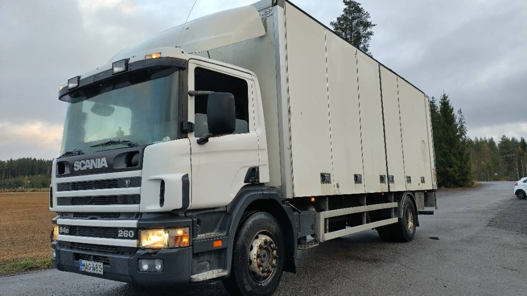 Scania P94 kokosivuaukeva kori+pl-nostin - شاحنة مقفلة: صورة 1 Scania P94 kokosivuaukeva kori+pl-nostin - شاحنة مقفلة: صورة 1