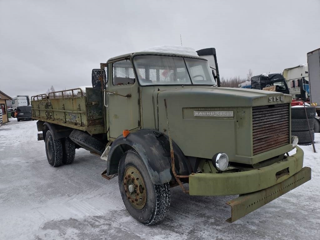 Sisu Karhu rahtilava ja ulosotto - شاحنات مسطحة: صورة 1 Sisu Karhu rahtilava ja ulosotto - شاحنات مسطحة: صورة 1