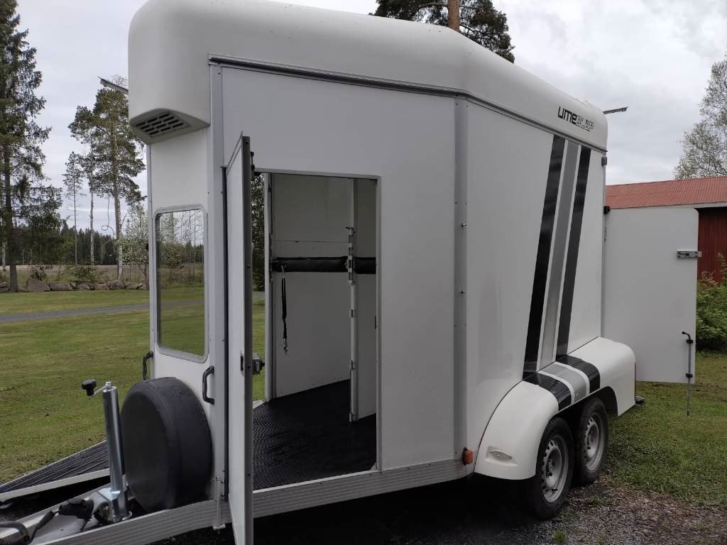 Umeå A45 Hevostraileri, etupurku - مقطورة نقل المواشي: صورة 3 Umeå A45 Hevostraileri, etupurku - مقطورة نقل المواشي: صورة 3