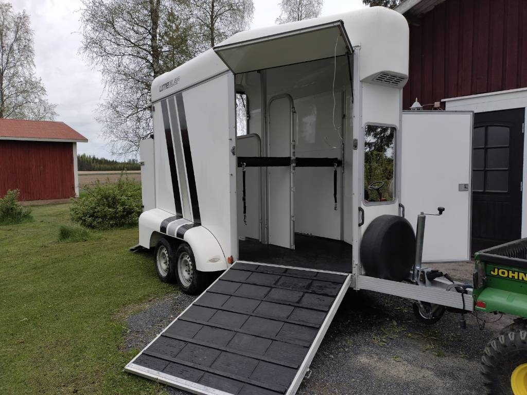 Umeå A45 Hevostraileri, etupurku - مقطورة نقل المواشي: صورة 1 Umeå A45 Hevostraileri, etupurku - مقطورة نقل المواشي: صورة 1