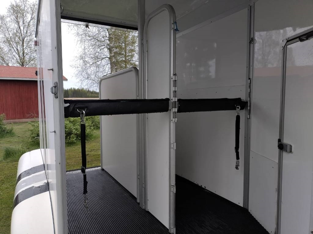 Umeå A45 Hevostraileri, etupurku - مقطورة نقل المواشي: صورة 5 Umeå A45 Hevostraileri, etupurku - مقطورة نقل المواشي: صورة 5