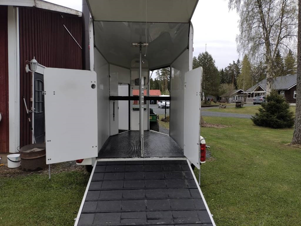 Umeå A45 Hevostraileri, etupurku - مقطورة نقل المواشي: صورة 2 Umeå A45 Hevostraileri, etupurku - مقطورة نقل المواشي: صورة 2