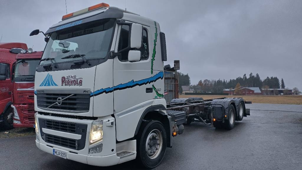 Volvo FH13 6x2 alusta, manuaalivaihteisto - شاحنة هيكل كابينة: صورة 1 Volvo FH13 6x2 alusta, manuaalivaihteisto - شاحنة هيكل كابينة: صورة 1