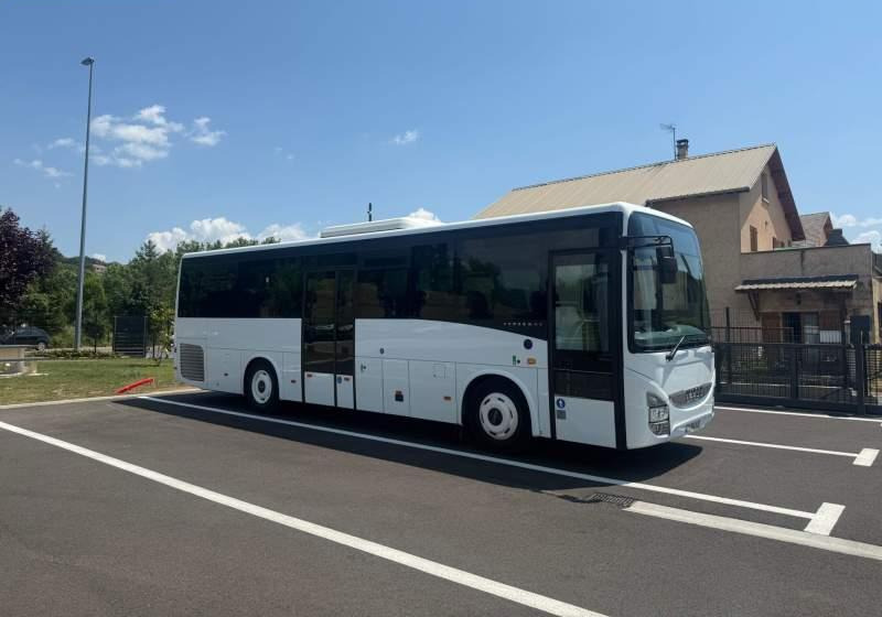 Iveco CROSSWAY/ DŁUGOŚĆ 10.70 M / MANUAL / EURO 6 - حافلة سوبربان: صورة 1 Iveco CROSSWAY/ DŁUGOŚĆ 10.70 M / MANUAL / EURO 6 - حافلة سوبربان: صورة 1