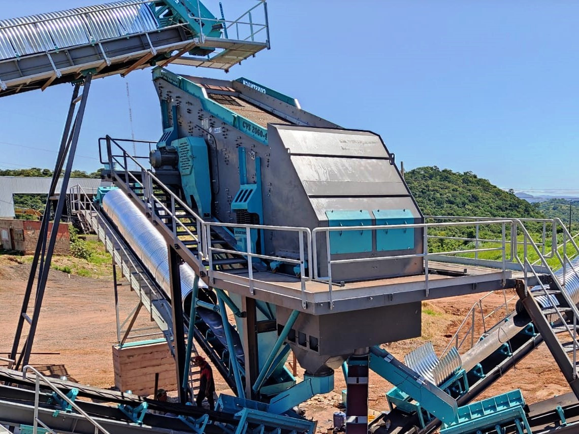 Constmach 140-180 Tph Vibrationssiebmaschine 2-3-4 Etappen 1800x5000 mm - فرازة: صورة 2 Constmach 140-180 Tph Vibrationssiebmaschine 2-3-4 Etappen 1800x5000 mm - فرازة: صورة 2