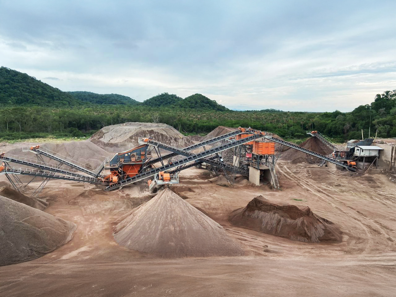 Constmach Installation Stationnaire de Concassage et de Criblage de Pierres 50 à 1 000 TPH - كسارة: صورة 5 Constmach Installation Stationnaire de Concassage et de Criblage de Pierres 50 à 1 000 TPH - كسارة: صورة 5