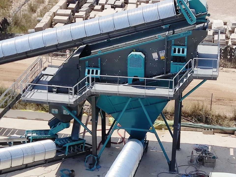Constmach Systèmes De Cribles Vibrants 70-95 Tph 2-3-4 Étages 1200x4000 Mm - فرازة: صورة 3 Constmach Systèmes De Cribles Vibrants 70-95 Tph 2-3-4 Étages 1200x4000 Mm - فرازة: صورة 3
