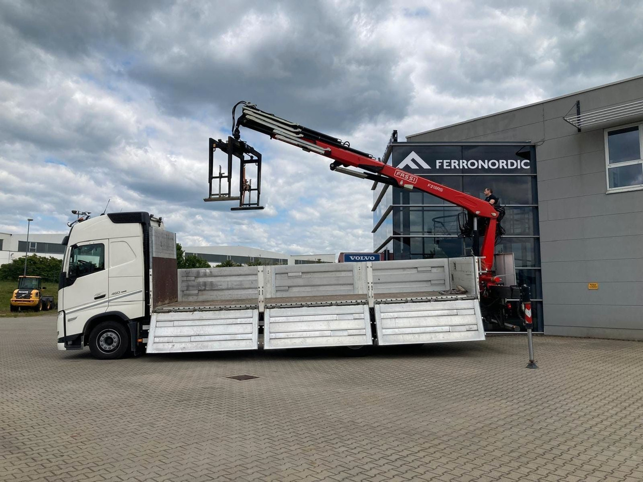 Volvo FH460 8x2 TRIDEM VLA&NLA gelenkt*FASSI F215AS.24 - شاحنة كرين: صورة 2 Volvo FH460 8x2 TRIDEM VLA&NLA gelenkt*FASSI F215AS.24 - شاحنة كرين: صورة 2