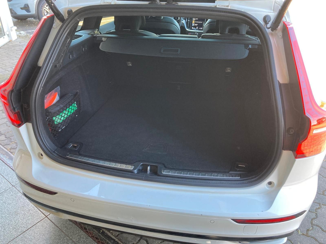 Volvo V60 B4 (Diesel) R Design (Standheiz, AHK, Pano) - سيارة: صورة 5 Volvo V60 B4 (Diesel) R Design (Standheiz, AHK, Pano) - سيارة: صورة 5