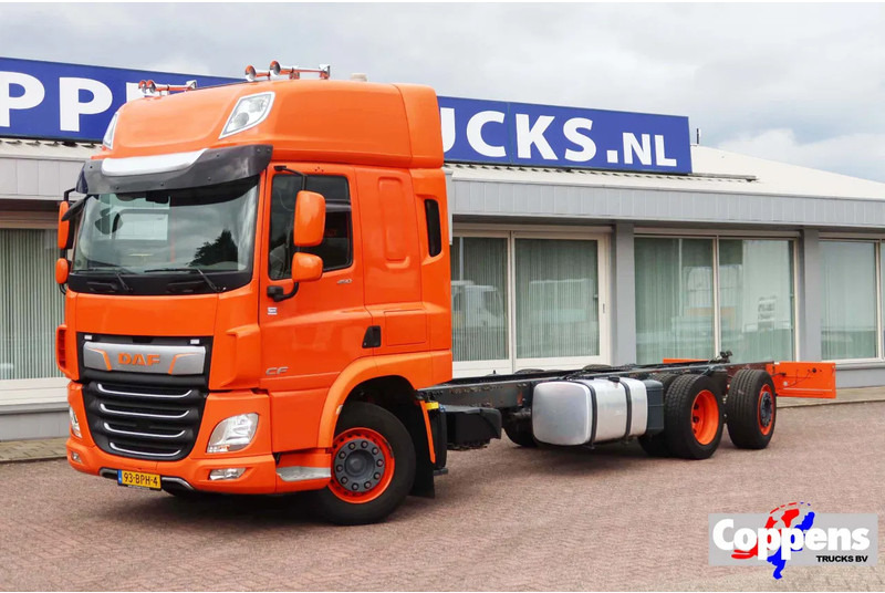 DAF CF 450 Chassis Cabine Slaap Cabine 2x Bed - شاحنة هيكل كابينة: صورة 1 DAF CF 450 Chassis Cabine Slaap Cabine 2x Bed - شاحنة هيكل كابينة: صورة 1