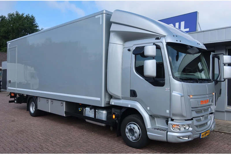DAF LF 210 FA Zilver metallic bak + klep Dhollandia 1500 kg + rol stops, Comfort cabine. - شاحنة مقفلة: صورة 2 DAF LF 210 FA Zilver metallic bak + klep Dhollandia 1500 kg + rol stops, Comfort cabine. - شاحنة مقفلة: صورة 2