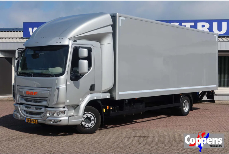 DAF LF 210 FA Zilver metallic bak + klep Dhollandia 1500 kg + rol stops, Comfort cabine. - شاحنة مقفلة: صورة 1 DAF LF 210 FA Zilver metallic bak + klep Dhollandia 1500 kg + rol stops, Comfort cabine. - شاحنة مقفلة: صورة 1