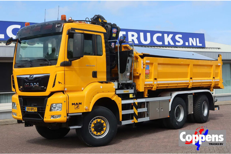 MAN TGS 33.420 2 Zijdige kipper + kraan 6x6 Stuur as - شاحنة كرين: صورة 1 MAN TGS 33.420 2 Zijdige kipper + kraan 6x6 Stuur as - شاحنة كرين: صورة 1
