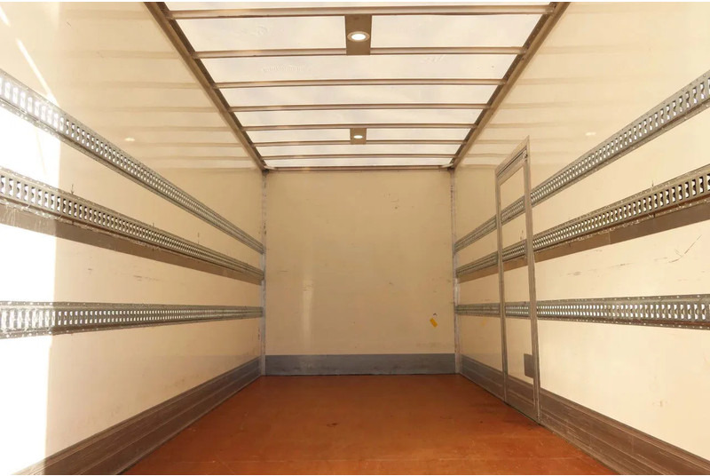 Mercedes-Benz Atego 1321L Bakwagen Laadklep 2000kg / 3 Stoelen!! - شاحنة مقفلة: صورة 4 Mercedes-Benz Atego 1321L Bakwagen Laadklep 2000kg / 3 Stoelen!! - شاحنة مقفلة: صورة 4