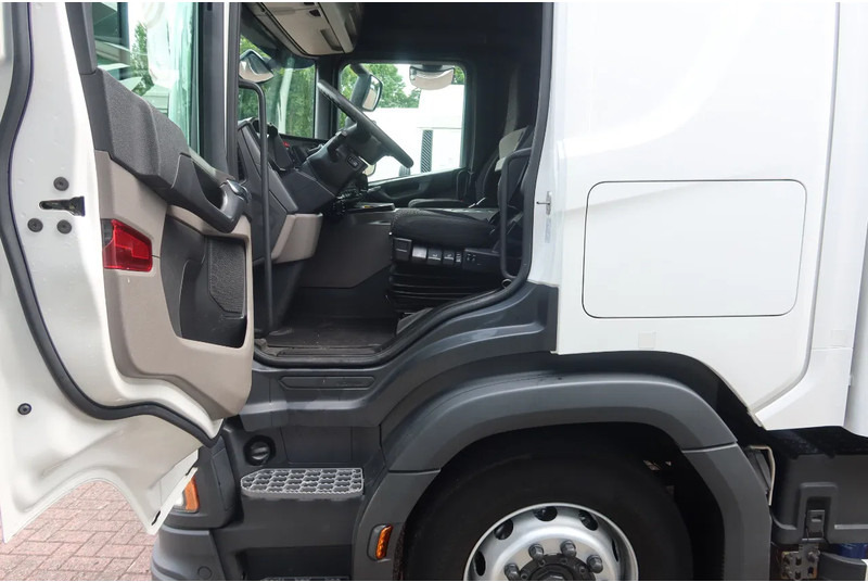 Scania P250 4x2 Geïsoleerde Bakwagen + Dhollandia klep 2000 kg + slaapcabine - شاحنة مقفلة: صورة 4 Scania P250 4x2 Geïsoleerde Bakwagen + Dhollandia klep 2000 kg + slaapcabine - شاحنة مقفلة: صورة 4