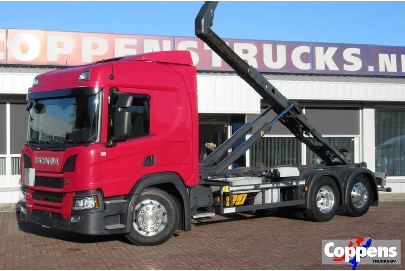 Scania P450 6x2 Euro 6 - شاحنة ذات خطاف: صورة 1 Scania P450 6x2 Euro 6 - شاحنة ذات خطاف: صورة 1