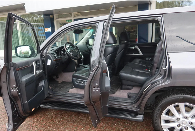 Toyota Land Cruiser V8 200 V8. 4.5D Executive. 7 Persoons. Luchtvering. Marge voertuig - سيارة: صورة 3 Toyota Land Cruiser V8 200 V8. 4.5D Executive. 7 Persoons. Luchtvering. Marge voertuig - سيارة: صورة 3