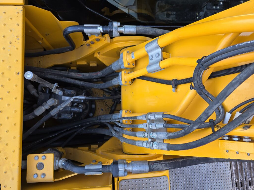 حفار زحاف JCB 220X L4F: صورة 7