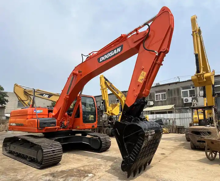 90% new Used Doosan dx225 excavator on sale with manual engine made in Korea - حفار زحاف: صورة 3 90% new Used Doosan dx225 excavator on sale with manual engine made in Korea - حفار زحاف: صورة 3