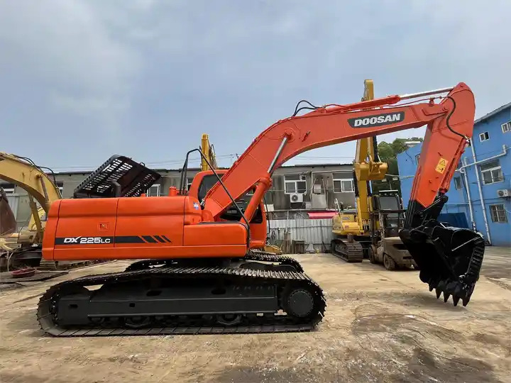 90% new Used Doosan dx225 excavator on sale with manual engine made in Korea - حفار زحاف: صورة 4 90% new Used Doosan dx225 excavator on sale with manual engine made in Korea - حفار زحاف: صورة 4