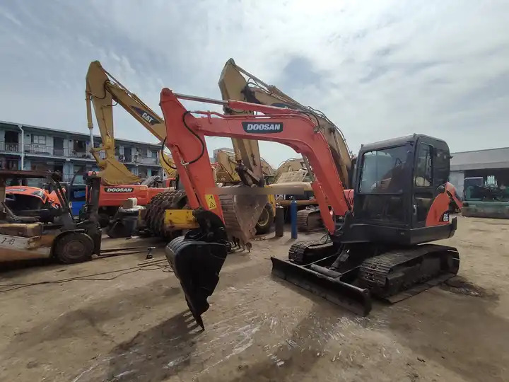 Doosan DX60 Mini Wheel Excavator for Sale Provided Korea Good Construction Original Korea Doosan Engine 6 T,6 Ton in stock - حفار زحاف: صورة 4 Doosan DX60 Mini Wheel Excavator for Sale Provided Korea Good Construction Original Korea Doosan Engine 6 T,6 Ton in stock - حفار زحاف: صورة 4