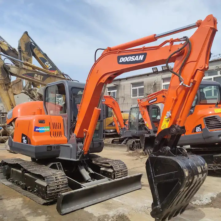 Doosan DX60 Mini Wheel Excavator for Sale Provided Korea Good Construction Original Korea Doosan Engine 6 T,6 Ton in stock - حفار زحاف: صورة 1 Doosan DX60 Mini Wheel Excavator for Sale Provided Korea Good Construction Original Korea Doosan Engine 6 T,6 Ton in stock - حفار زحاف: صورة 1