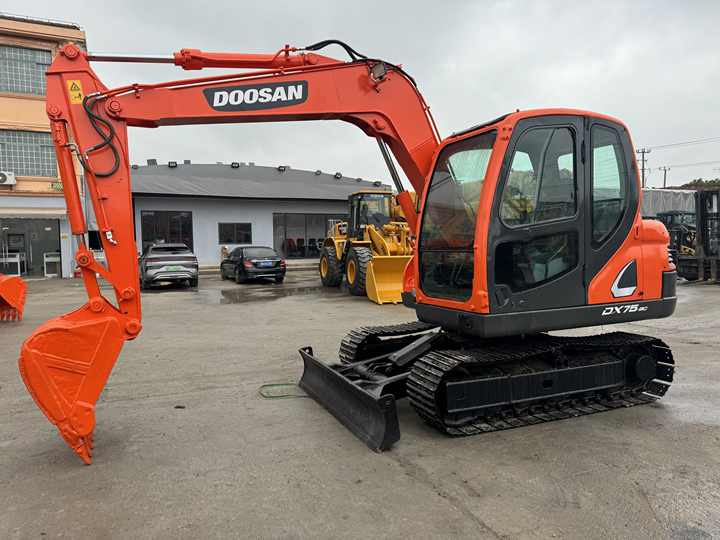 Doosan DX75-9C Used Excavator Crawler Second Hand Korean Engine DX75-9C Small Digger for Home or Farm - حفار زحاف: صورة 4 Doosan DX75-9C Used Excavator Crawler Second Hand Korean Engine DX75-9C Small Digger for Home or Farm - حفار زحاف: صورة 4