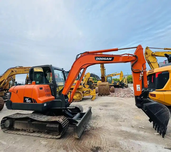 Nice Performance 6t Small Used Excavator,Original Korea Doosan Used Excavators Doosan Dx60 For Sale In Shanghai - حفار زحاف: صورة 3 Nice Performance 6t Small Used Excavator,Original Korea Doosan Used Excavators Doosan Dx60 For Sale In Shanghai - حفار زحاف: صورة 3