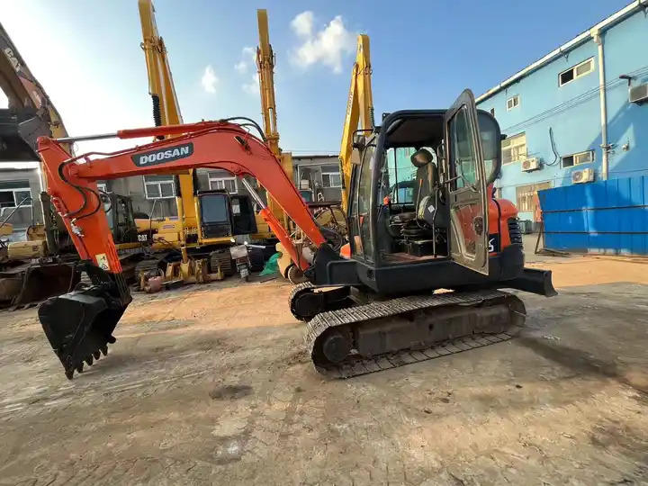 Original Top Sale High Performance Slightly Used Doosan Dx60 Tracked Excavator For Landscaping In Shanghai - حفار زحاف: صورة 3 Original Top Sale High Performance Slightly Used Doosan Dx60 Tracked Excavator For Landscaping In Shanghai - حفار زحاف: صورة 3