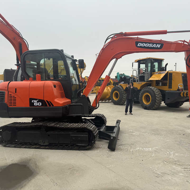 Top Grade in Stock Doosan DX60 Used 6 Ton Hydraulic Crawler Excavator Digger High Quality Factory Price Used 6 Ton - حفار زحاف: صورة 1 Top Grade in Stock Doosan DX60 Used 6 Ton Hydraulic Crawler Excavator Digger High Quality Factory Price Used 6 Ton - حفار زحاف: صورة 1