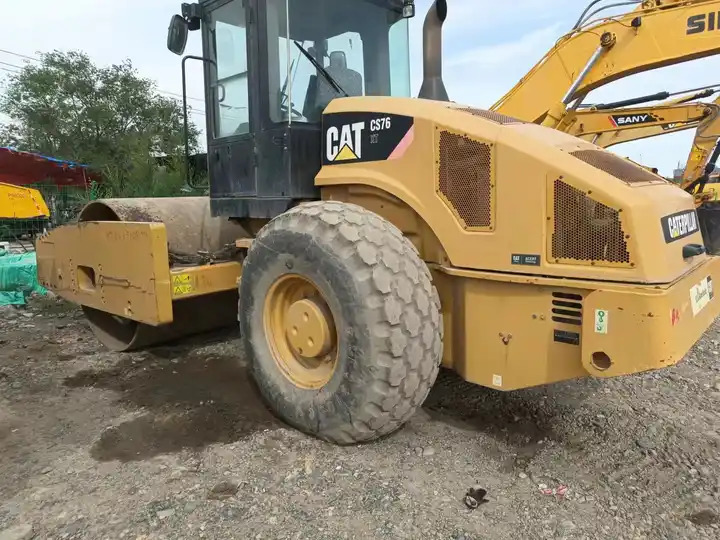 Used 18 ton Caterpillar Road Roller CAT CS76T Road Paving Machinery Soil Compactor made in USA - مدحلة اسفلت: صورة 2 Used 18 ton Caterpillar Road Roller CAT CS76T Road Paving Machinery Soil Compactor made in USA - مدحلة اسفلت: صورة 2