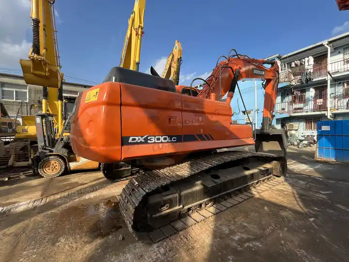 Used Doosan Dx300 Excavator Heavy Large Construction Equipment With Good Condition Original Korea For Sale - حفار زحاف: صورة 4 Used Doosan Dx300 Excavator Heavy Large Construction Equipment With Good Condition Original Korea For Sale - حفار زحاف: صورة 4
